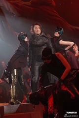 组图：郑伊健开唱秀肌肉与女模热舞 蒙嘉慧现身支持