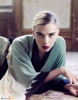 策划：不用扮英雄已能救世人 斯嘉丽性感宝典