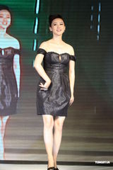 组图：翁虹大秀火辣身材 为照顾女儿减少工作量