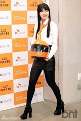 组图：韩团missA秀智戴橙领巾当一日店长