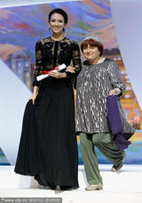 组图：章子怡颁奖 与评委会成员台下热聊