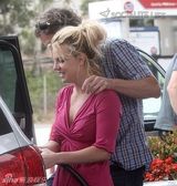 幻灯图集：布兰妮和男友杰森加油站秀恩爱