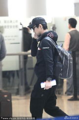 组图：汪峰休闲装现身机场似路人 忙煲电话粥