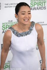 巩俐白裙女神范挽里维斯开奖 与陈哲艺热聊(图)