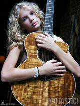 组图：斯威夫特曝青涩旧照 泡面头婴儿肥差异大