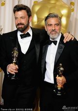 组图：奥斯卡后台-本-阿弗莱克与制片人合影