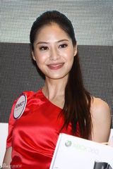 组图：小小彬演技赛过老爸 与白歆惠扮超人母子