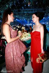 高清图：霍思燕与巩俐出席活动 性感红唇大气高贵