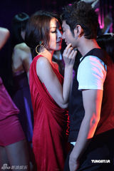 幻灯图：黄晓明杨谨华夜店拍MV 暧昧色诱画面火辣