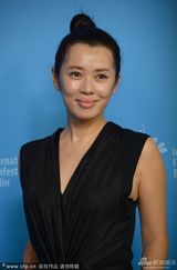 组图：余男亮相《无人区》柏林首映 着深V长裙