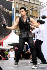 组图：周汤豪露胸答谢歌迷 廖晓乔贴心按摩