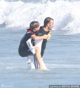 组图：贝克汉姆和儿子大玩冲浪 克鲁兹不敢下水 