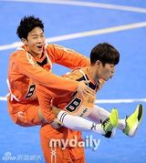 组图：EXO鹿晗等驰骋球场 Beast组进球获胜