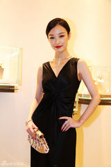 组图：倪妮出席国际珠宝展受关注