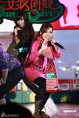 幻灯图集：众星倒数迎圣诞 草蜢江若琳等劲歌热舞