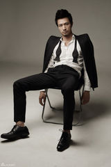 组图：江洋黑白蜕变 双色型男大玩酷感