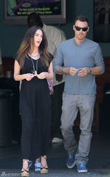 组图：梅根-福克斯肚大如箩与老公逛街美丽不减