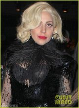 组图：GaGa透视短裙下体隐现 下车不忘摆pose