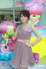 组图：官恩娜忙工作感激男友包容 想往内地发展