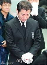 组图：金喜善等含泪参加金宗鹤导演遗体告别式