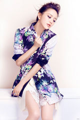 组图：佟丽娅全新杂志封面 春夏风情动人