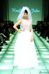 组图:德足球宝贝舍费尔半裸穿婚纱走秀性感火辣