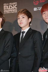 高清图：GD条纹装出席mama记者会 EXO正装帅气