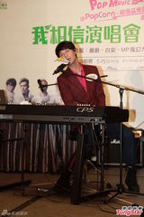 组图：严爵白安办签唱会 闻AV阿信裸照愕然