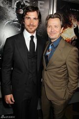 组图：新《蝙蝠侠》首映群星璀璨 海瑟薇宛如公主