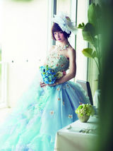 组图：筱田麻里子自创婚纱品牌唯美梦幻