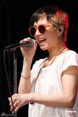 组图：何超仪推新EP携团开唱 感谢老板陈冠希支持