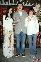 组图：徐若瑄为弟弟站台 白衣长裙文静优雅