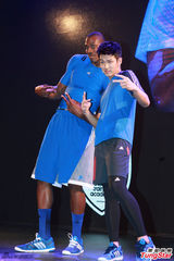 组图：霍华德京城耍宝 与柯震东拼球技