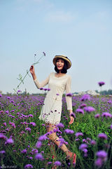 组图：王文绮田园写真 展邻家女生俏皮可爱