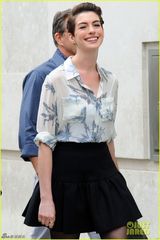 组图：海瑟薇裸妆伦敦录节目 透视衬衫短裙黑丝