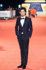 组图：陈柏霖压轴金钟红毯 亲手为周渝民颁奖