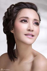 组图：张歆艺最新写真曝光 细致肌肤媲美搪瓷娃娃