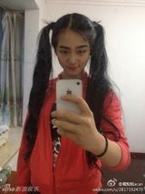 组图：武大女神微博走红 清新甜美运动风