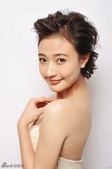 组图：阎娜明媚写真甜美笑容传递温暖