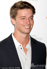 组图：莉莉亮相《作家们》首映 施瓦辛格儿子帅气