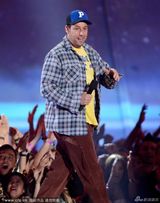 组图：艾玛-沃森MTV电影奖捧奖 男星裸下身搞怪