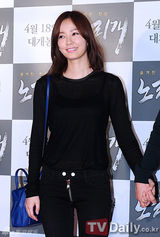 组图：韩片揭秘娱圈潜规则 权相佑夫妇牵手助阵