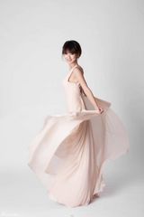 组图：郭珍霓夏日写真打造粉色浪漫 笑容优雅迷人