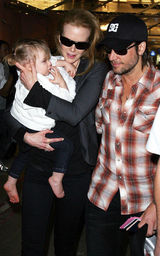 高清图：妮可一家悉尼贺新年 怀抱爱女机场现身