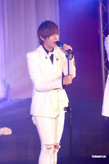 高清：韩国男团“F.CUZ”旋风抵台 两成员带伤上阵