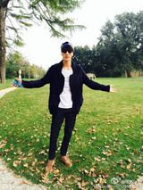 组图：张亮长脸自拍遭调侃马脸代言人