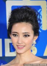 组图：王丽坤盛装亮相中国时尚大典获星光大奖