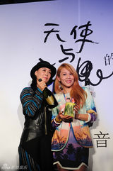 组图：蔡健雅办专辑发布会 那英现场邀歌