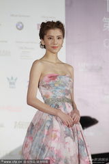 组图：吴千语美艳花裙现身 演绎春日性感时尚