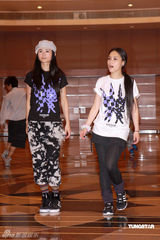 幻灯图集：Twins为个唱彩排 陈伟霆容祖儿探望加油